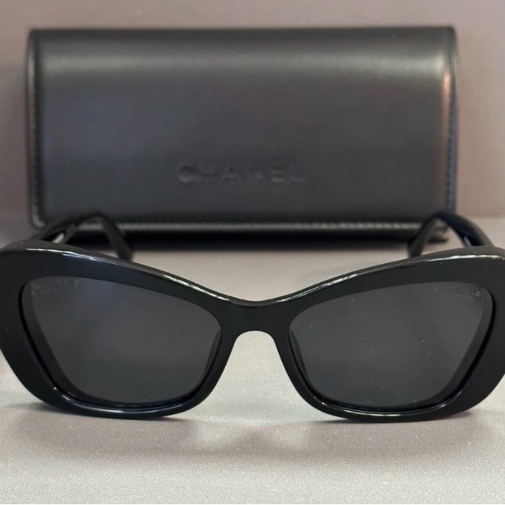 CHANEL Elegant Black Sunglasses